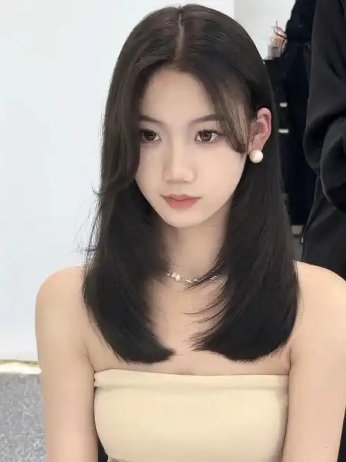 小八字刘海搭配高层次发型