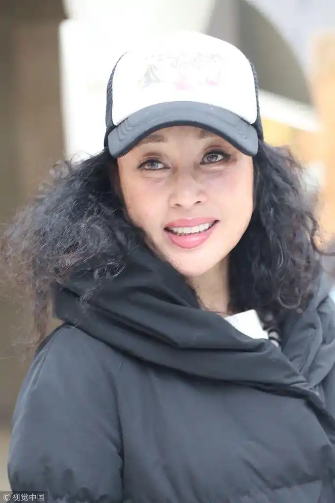 63岁少女心!刘晓庆顶泡面头发型韩系时髦 皮肤白嫩笑容甜冻龄有术