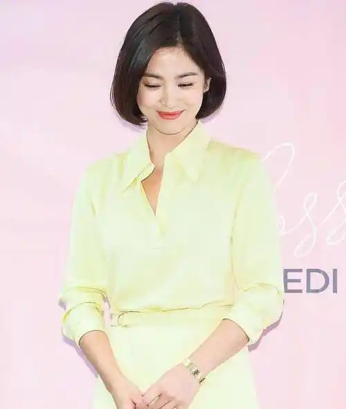 原创原创29岁林允儿穿衬衫套裙撞衫38岁宋慧乔相差9岁差距也不明显