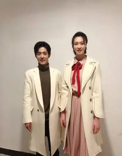 惠若琪春晚后台成功追星肖战 两人合影身高差超萌