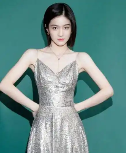 张雪迎穿露肩裙,未ps的"直角肩"亮了,拿尺子量都没这么标准_活动_方面