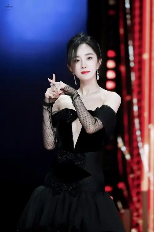 杨幂一字肩深v黑纱裙##杨幂微表情转换