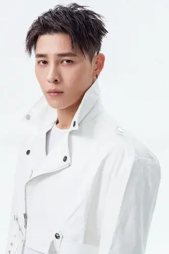 洪尧最新写真曝光 "最帅门客"秒变玩酷boy