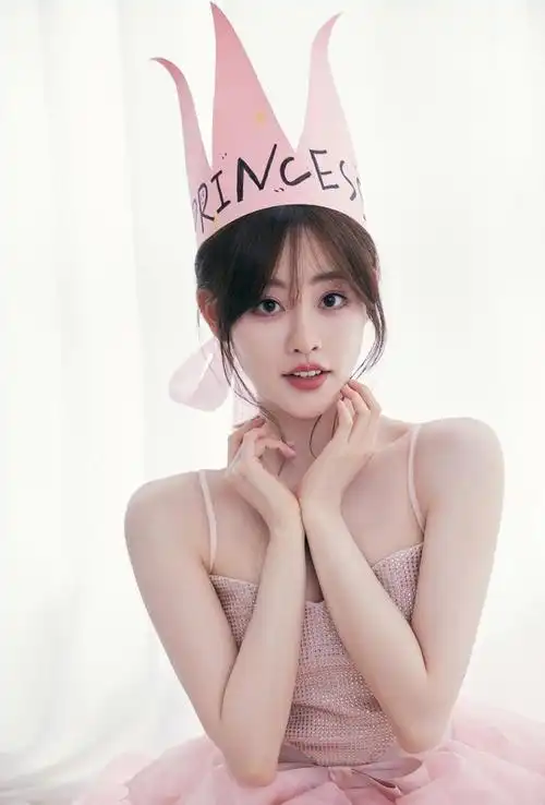 祝绪丹生日照粉色公主裙可爱芭比上线