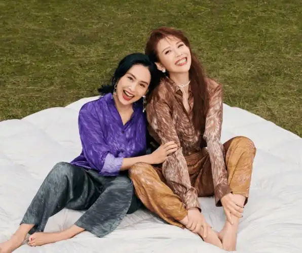 朱茵迎50岁生日,蔡少芬晒亲密合照表白,陈法蓉凌晨晒视频太用心_祝福