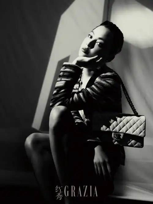 换上成套全新 2024 春夏高级成衣系列的实力女演员@辛芷蕾深具故事性