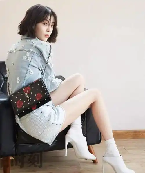 李溪芮被称为"新一代"腿精,西装短裤长腿吸睛,身材高挑时尚_造型_杨幂