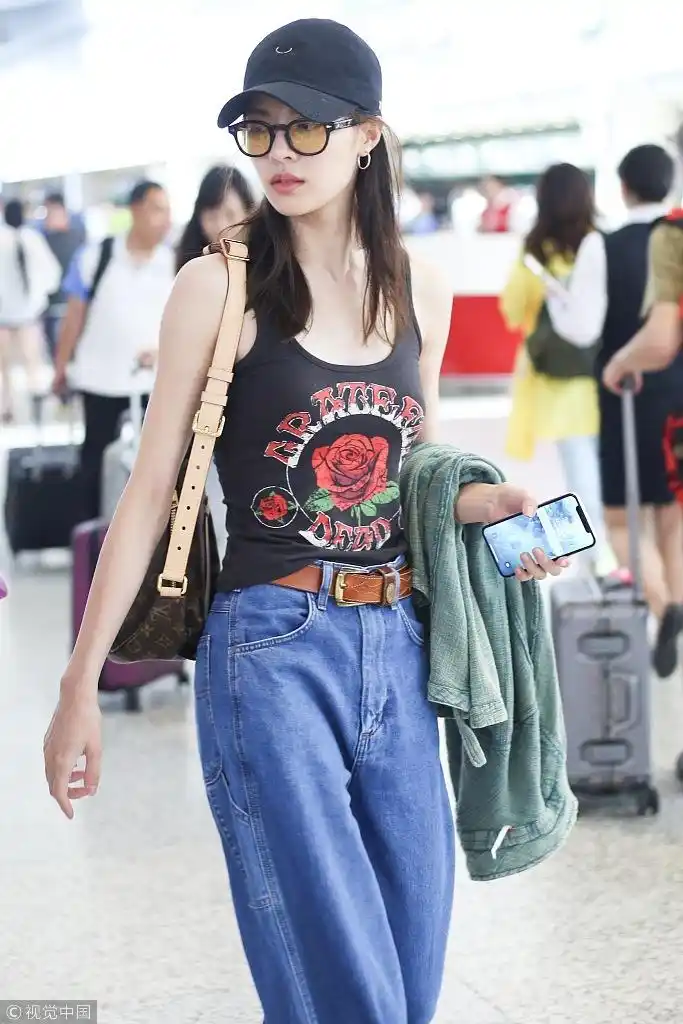 明星爱大牌:钟楚曦机场演绎时装精专属清凉搭配