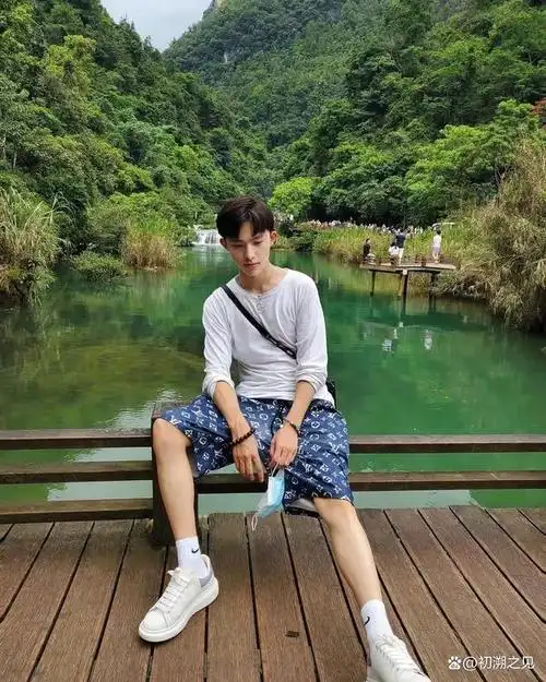 小鲜肉有神仙颜值有精瘦薄肌拍照很上镜让人很爱