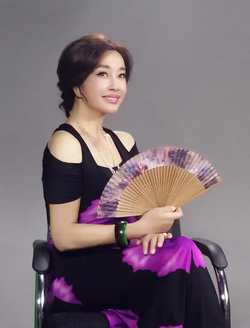 刘晓庆的时尚穿搭引发思考 刘晓庆身穿花裙搭配黑裤的时尚造型,向我们