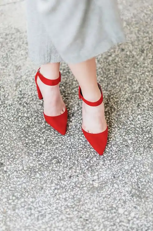 图片 创意图片 白色背景下的红色鞋子穿红色高跟鞋的时髦女人图片id