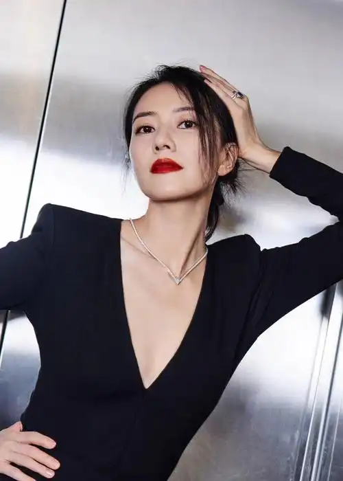 43岁高圆圆高调参加活动涂大红唇穿深v妩媚到骨子里身材真辣