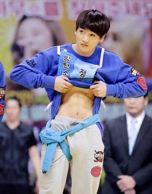 田柾国那像小朋友一样的懵懵表情下居然拥有着这么漂亮的 牛奶腹肌,真