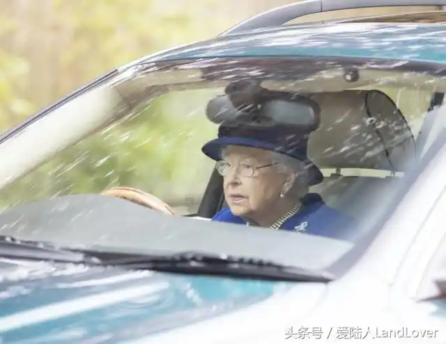 英国女王伊丽莎白二世很喜欢自己开车外出,这是今年5月7日周日上午,91