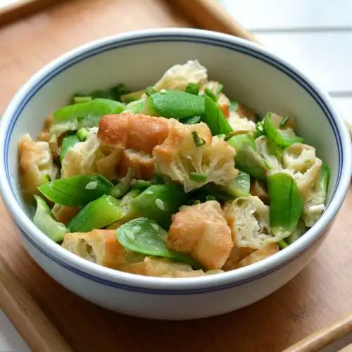 丝瓜炒油条,鲜嫩嫩的丝瓜,配上酥脆的油条,好香!