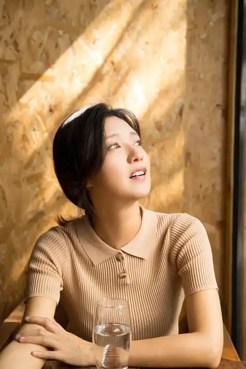 傅晶写真沐浴暖阳 "逆生长"颜值尽显魅力