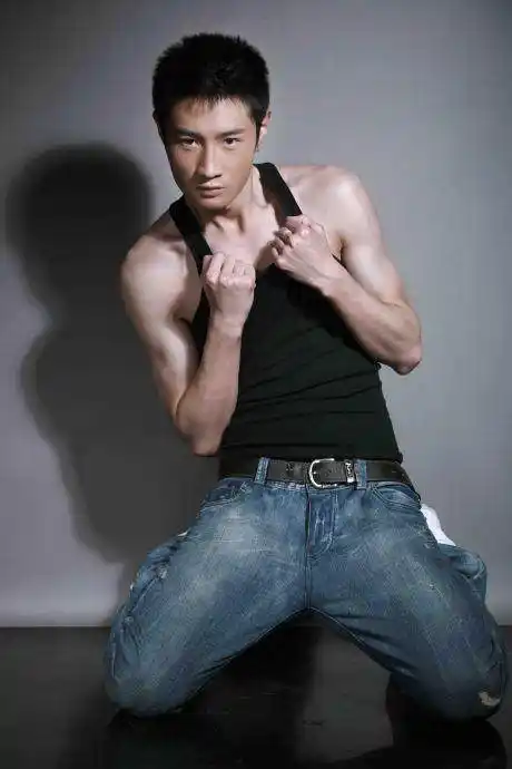 张爱朋热衷极限运动潜水冲浪滑雪,他靠雄壮威武身躯征服白百何?