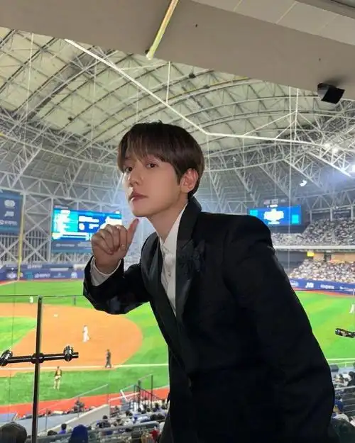 边伯贤超话  240321 伯贤 ins 更新一则  【927215@ mlb】