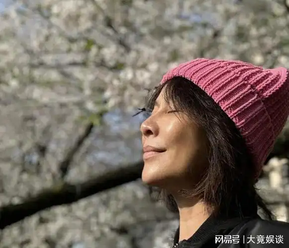 太大胆了演员刘嘉玲晒素颜照状态超棒是生活该有的样子