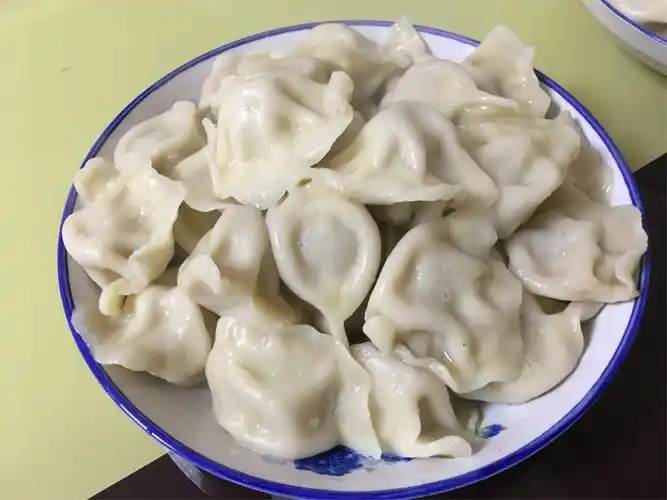 速冻纯手工饺子,保证新鲜的牛肉,新鲜的韭菜,让大家吃的放心,肉馅