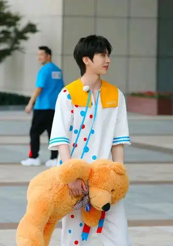 跑男路|抱着小熊的蔡徐坤看了谁不陷入