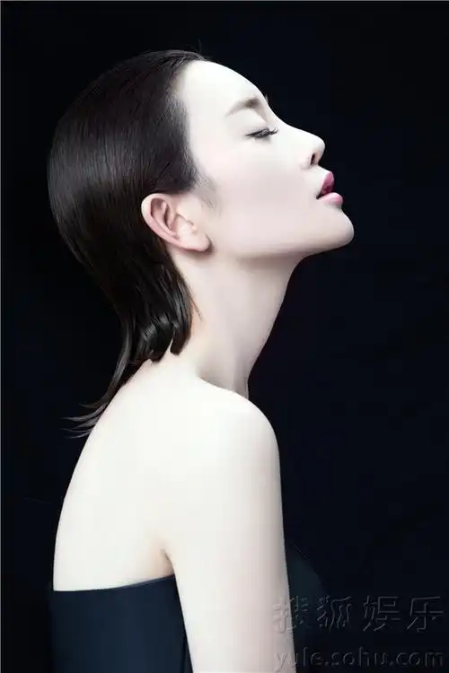 张檬曝黑白高外冷写杏彩双真 优雅想迷人女神范十足