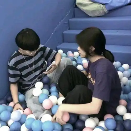 超火"ins风"情侣头像:爱别人的同时,要学会爱自己