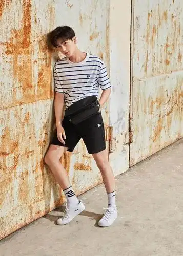 吴亦凡吃大碗宽面的时候穿着这双鞋