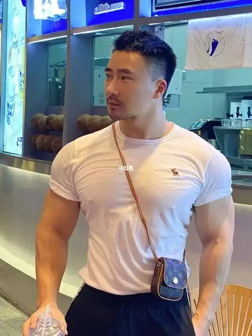 的训练动作训练中胸肌下部边缘部位和胸肌中缝是最难训练的两个部位