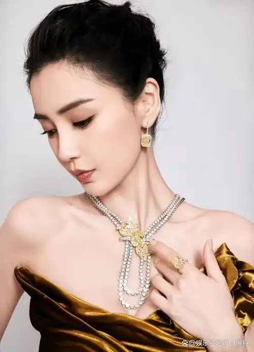现年34岁的angelababy(杨颖)与黄晓明结束婚姻后,近日频上新闻,她优雅