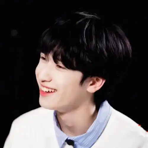 严浩翔 云程发轫万里可期#小熊和软糖一样甜 97笑起来心都融化啦 !