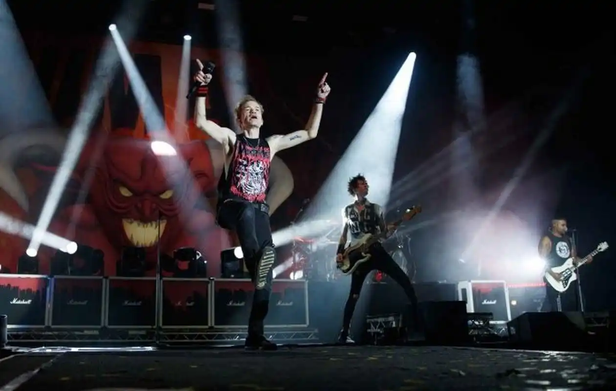 5月8日,加拿大流行朋克摇滚乐队sum 41在twitter上宣布将解散,这支成