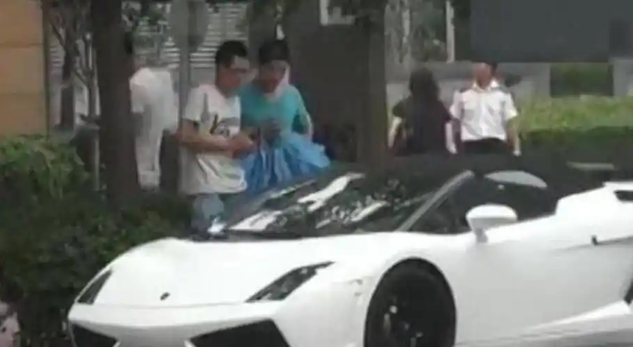 对比送给baby的这辆二手车,黄晓明确实算得上会过日子.