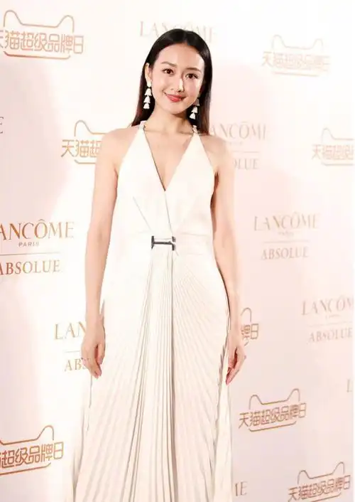 王鸥又穿风衣街拍凹造型内搭白t恤牛仔裤照着穿你也一样时髦