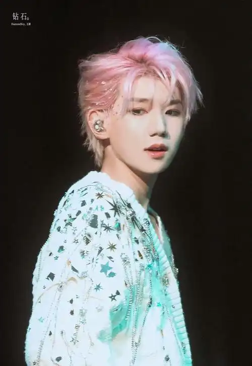 240218 王源舞台魅力四射,甜美形象俘获无数粉丝心