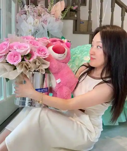 打劫行动免广告|杨钰莹晒52岁庆生照,穿一条白色无袖连衣裙,清新优雅