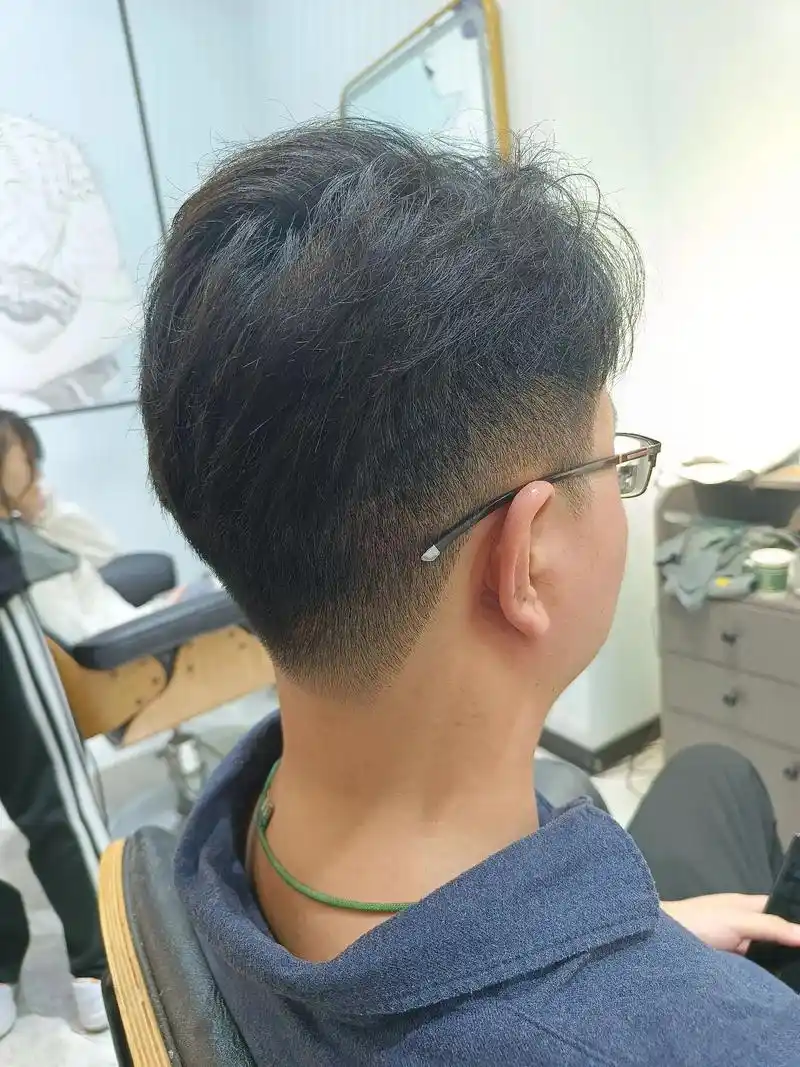 韩系三七分男士发型推荐.