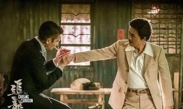 此人曾是香港探长,位高权重,却因贪污罪潜逃,儿子是娱乐圈大佬_吕乐