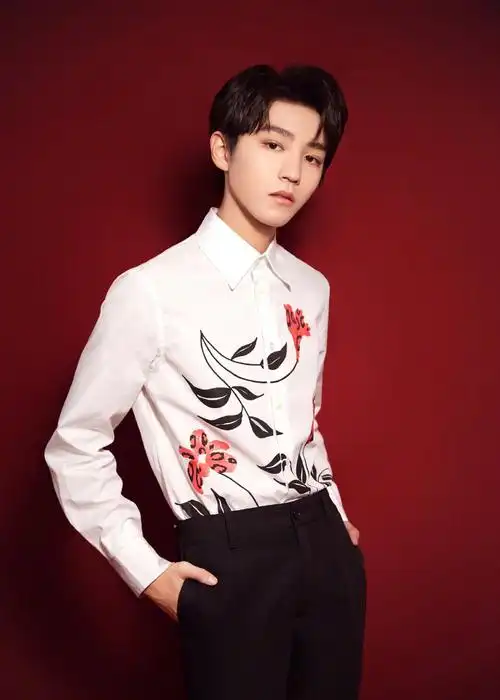 王俊凯元宵晚会造型,红色飞行员夹克,内搭印花白衬衫,俊逸风雅