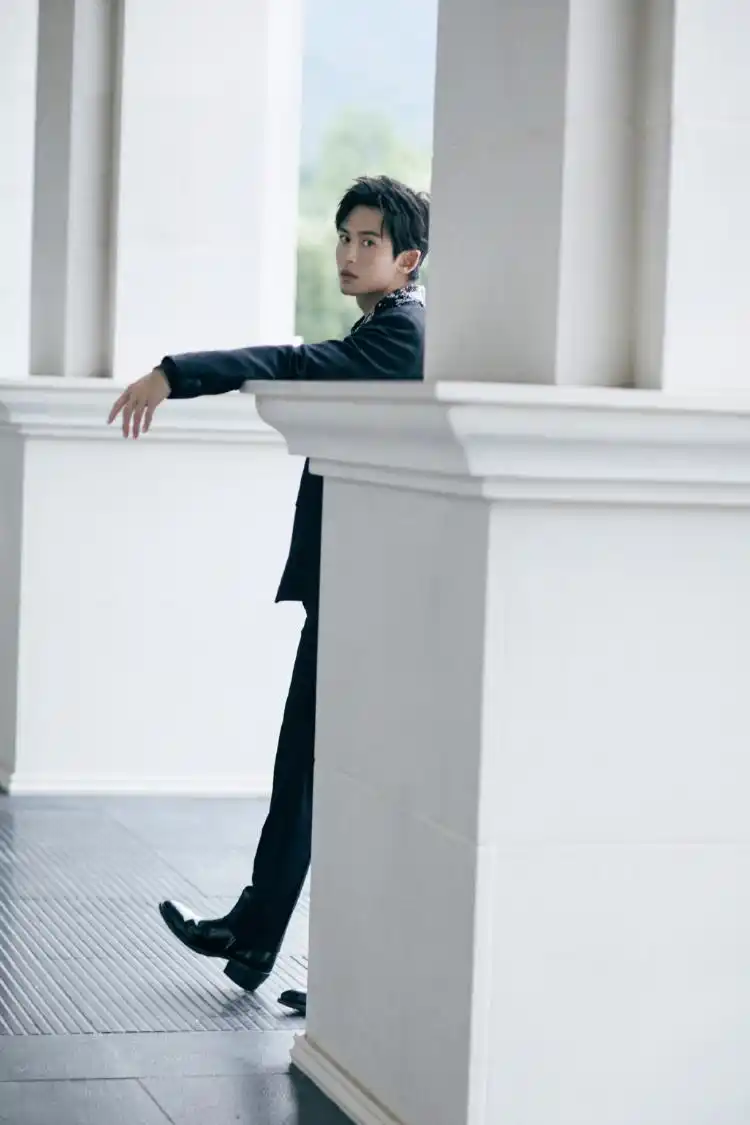 张哲瀚高定西服造型俊朗帅气