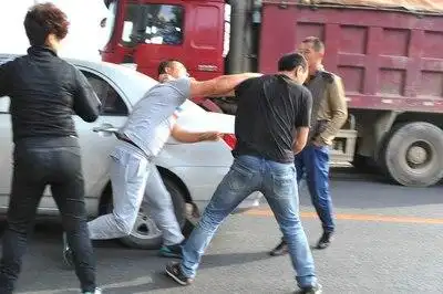 打架啦,宝马打人啦