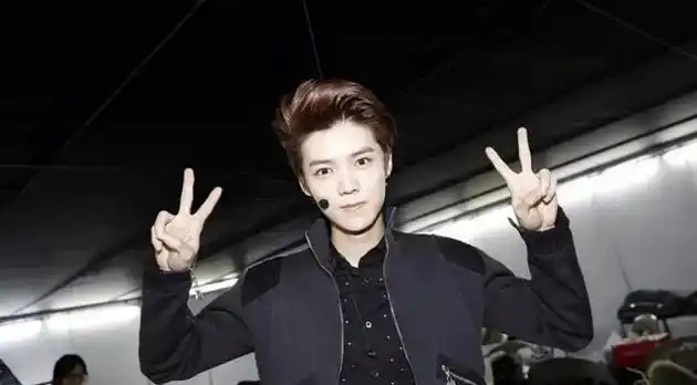 而能和董子健在同一所学校就读,鹿晗的身份也不一般.