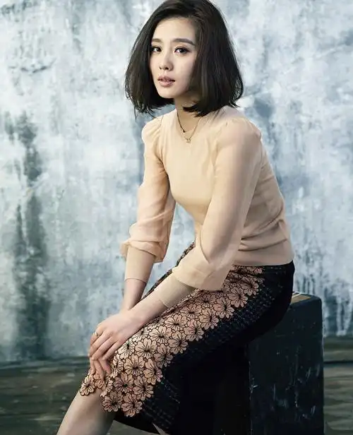 刘诗诗短发造型多变眼神透露纯净柔软