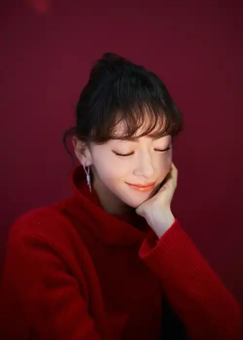 吴谨言红色毛衣俏皮写真图片,分享一组吴谨言图片给大家,图中的明星