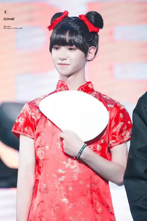 女装超93@jjjustin0219#黄明昊0406出道两周年快乐#星闻揭秘超话