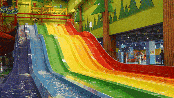 从高达5米的顶端平躺着滑下来 一瞬间就把你带入水中 简直酷到爆