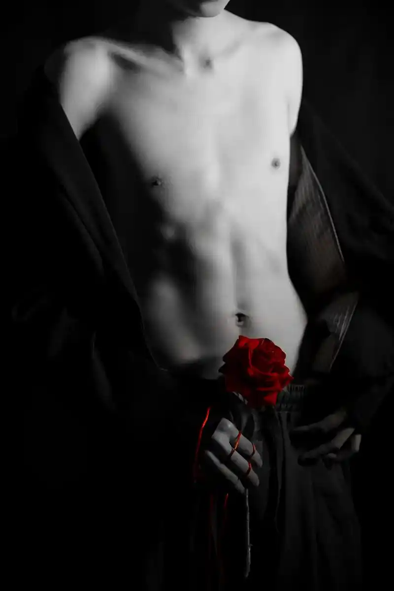 腹黑系帅哥.#帅哥 #腹肌 #锁骨 #马甲线 #高级感 - 抖音