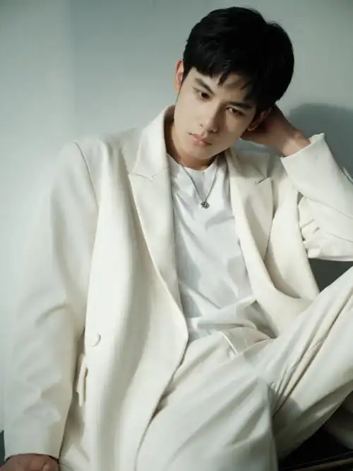 胡先煦拿玫瑰花走红毯##北影节开幕红毯