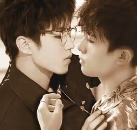 粉丝将千玺和小凯p在一起,两个禁欲系男孩子,满屏的粉红色泡泡