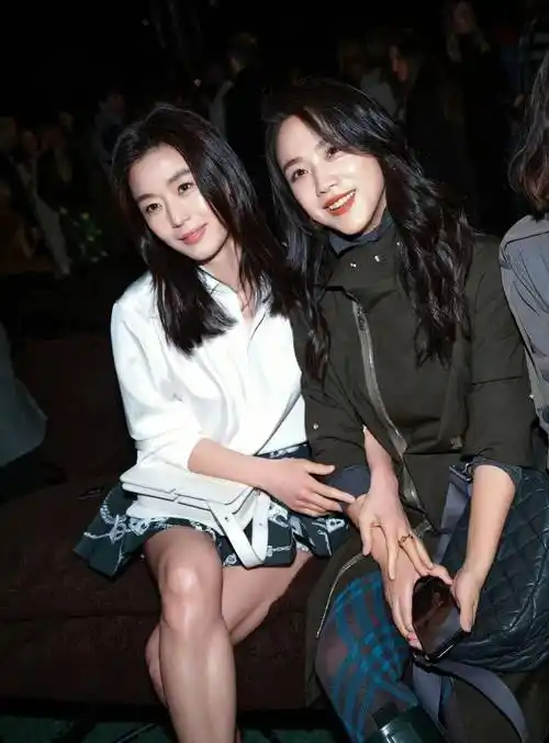 郭晶晶也去时装周了,汤唯全智贤合照好真实! | 谁最美_造型_衬衫_少女